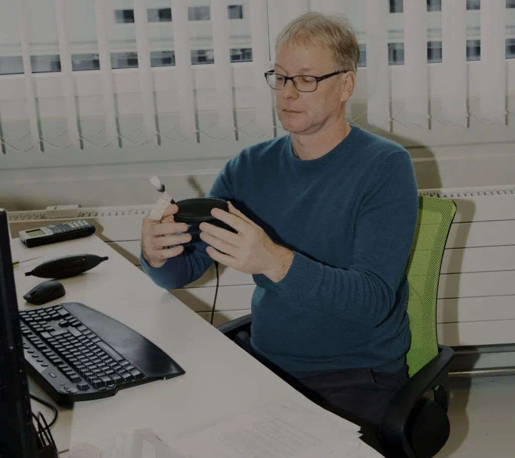 Daniel Hüsler hält ein Prototyp von einem Schlägerkopf in der Hand.